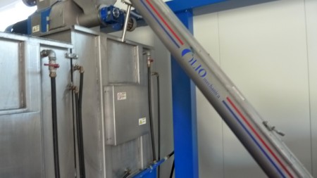 Továreň na olivový olej - dopravník s lisom 